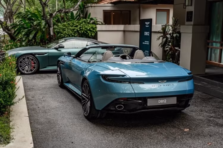 Xe cũng có 5 chế độ lái và 4 cấp độ cân bằng điện tử. Tại Singapore, giá xe Aston Martin DB12 và DB12 Volante có mức khởi điểm lần lượt từ 953.000 USD (khoảng 24,2 tỷ đồng) và 1,012 triệu USD (25,7 tỷ đồng), chưa bao gồm các loại thuế và chứng nhận quyền sở hữu xe (COE).