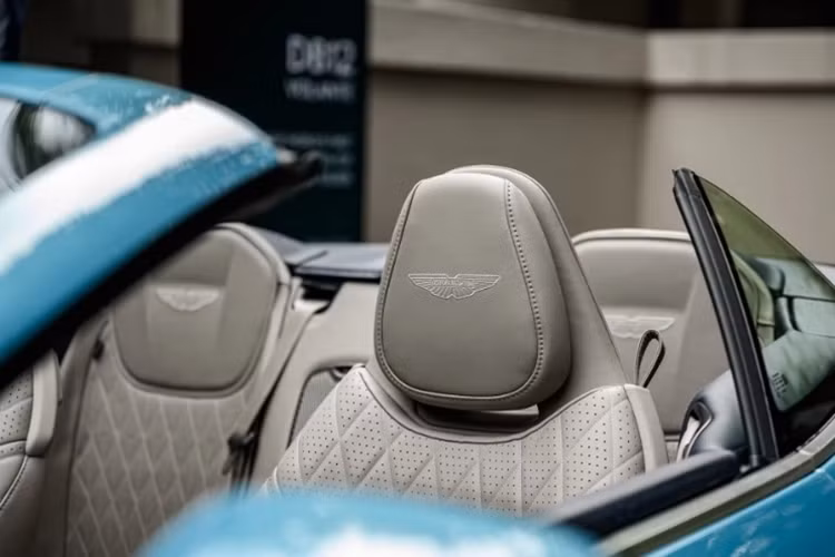 Hệ thống âm thanh vòm tiêu chuẩn bao gồm 11 loa Bowers &amp; Wilkins 390 Watt, có thể nâng cấp lên tới 15 loa công suất 1.170 W. Cung cấp sức mạnh cho Aston Martin DB12 Volante là khối động cơ V8 Twin-Turbo 4.0L, công suất 680 mã lực và mô-men xoắn 800 Nm.