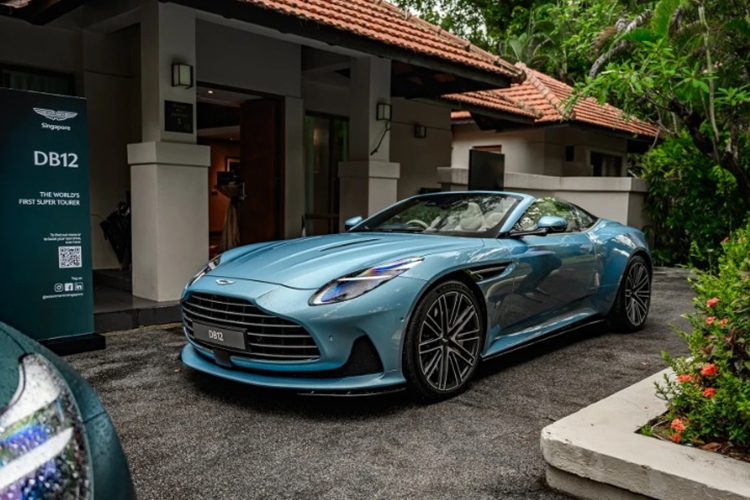 Theo đó, chiếc Aston Martin DB12 Volante 2024 đầu tiên xuất hiện tại Đông Nam Á là Singapore sẽ sở hữu ngoại thất màu xanh Caribbean Blue độc đáo. Xe có nhiều chi tiết được cá nhân hóa bởi bộ phận Q by Aston Martin như: màu sơn ngoại thất, da ghế, đường chỉ, chất liệu ốp...