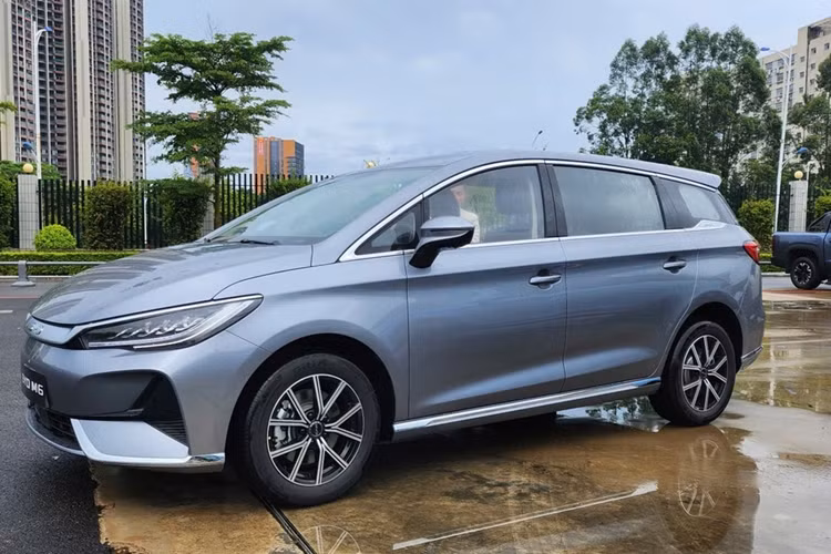 BYD Việt Nam xác nhận sẽ ra mắt mẫu M6 trong tháng 10. Đây là sản phẩm tiếp theo được thương hiệu ôtô Trung Quốc mang về Việt Nam. Về ngoại hình, mẫu xe MPV điện BYD M6 có kích thước dài x rộng x cao lần lượt là 4.710 x 1.810 x 1.690 mm, chiều dài cơ sở 2.800 mm.