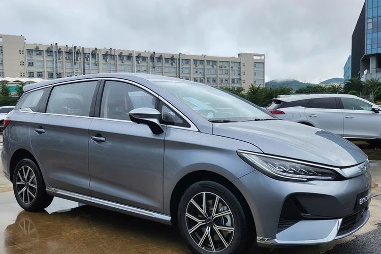 Đuôi xe sở hữu dải đèn hậu full LED, nối với nhau bằng một dải chrome tăng hiệu ứng thẩm mỹ. Khác với Dolphin hay Atto 3, tên thương hiệu đặt ở trung tâm đuôi xe đã được viết theo ký hiệu quốc tế là "BYD" thay vì "Build Your Dreams".