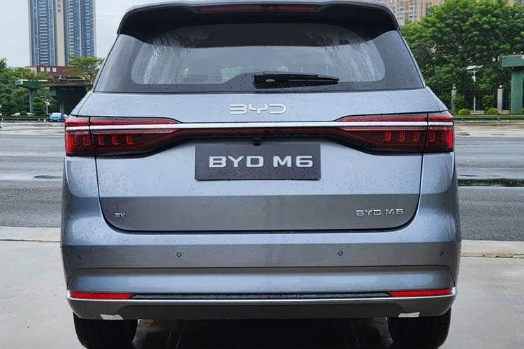 Theo các nhân viên tư vấn bán hàng ở các đại lý BYD tại Việt Nam cho biết, mẫu MPV M6 của hãng xe điện Trung Quốc đã được lên kế hoạch bán tại Việt Nam và sẽ sớm về nước để chiếm ưu thế trong phân khúc MPV đang “hot” tại Việt Nam thời gian gần đây.