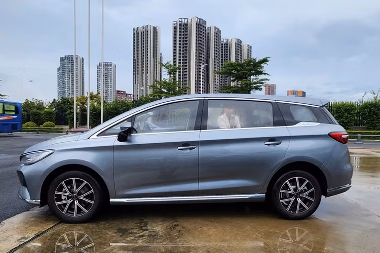 BYD M6 2025 mới được định vị ở nhóm MPV 7 chỗ với kích thước nhỉnh hơn so với Mitsubishi Xpander (4.595 x 1.790 x 1.750 mm) hay Hyundai Stargazer (4.460 x 1.780 x 1.695 mm). Mâm xe kích thước 17 inch mang họa tiết nan chữ Y .