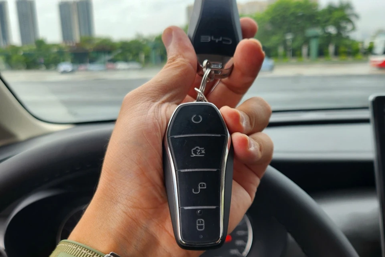 Vô lăng là loại D-cut 3 chấu bọc giả da với các phím chức năng, phanh tay điện tử tích hợp Auto Hold. Xe có thể được khởi động, mở/khóa thông qua thẻ NFC hoặc chìa khóa thông minh.