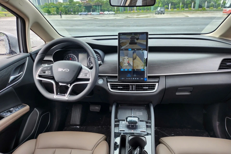 Khoang hành lý của BYD M6 đạt 180 lít, kém 59 lít so với Innova Cross. Khi gấp hàng ghế cuối, kích thước khoang có thể đạt 580 lít, nhỏ hơn gần một nửa so với Mitsubishi Xpander (tối đa 1.600 lít).