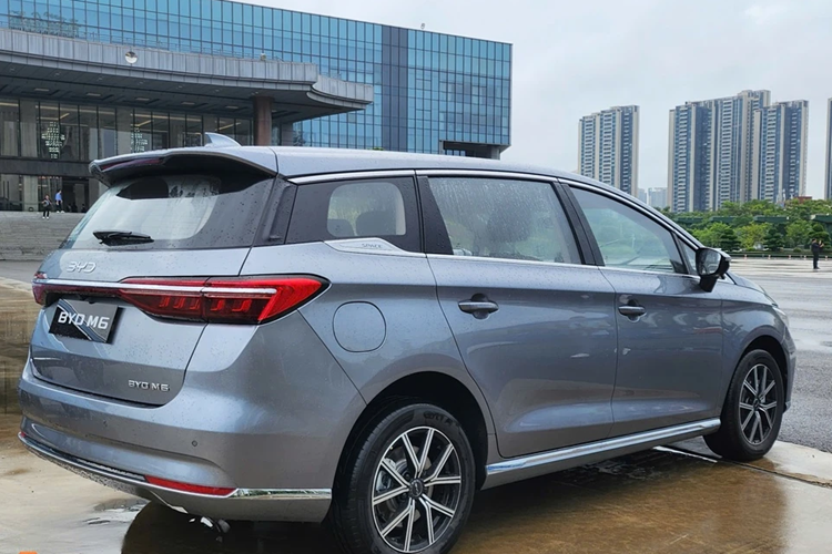 Tại Thái Lan, BYD M6 phiên bản Dynamic có giá khởi điểm 829.900 baht (615 triệu đồng), trong khi phiên bản Extended với pin lớn hơn có giá 929.900 baht (689 triệu đồng). Hiện vẫn chưa có thông tin về giá xe BYD M6 2025 khi được bán tại thị trường Việt Nam.