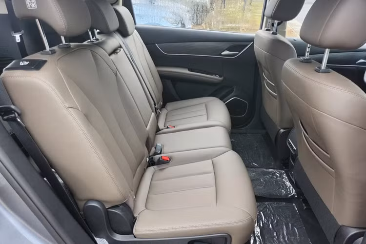 Nội thất của mẫu MPV này vẫn có nhiều công nghệ với màn giải trí trung tâm 12,8 inch có khả năng xoay ngang, dọc tương tự trên Dolphin. Bệ trung tâm được trang bị cần số điện tử, một số phím chức năng và sạc không dây.