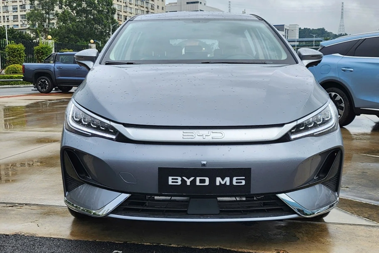 Mặt ca lăng của M6 giữ nguyên thiết kế tương tự những mẫu SUV của hãng như Atto 3 hay Tang với cặp đèn pha LED đặt ở 2 viền nắp ca pô cùng dải ốp màu bạc có tên thương hiệu ngay trung tâm. Cản trước được cắt xẻ góc cạnh, mạ chrome.