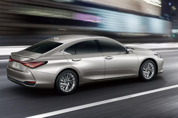 Lexus ES thế hệ thứ bảy ra mắt vào năm 2018 và trải qua lần nâng cấp đầu tiên vào năm 2021. Mặc dù vẫn chưa xác nhận liệu các bản nâng cấp của mẫu xe dành cho thị trường Trung Quốc có giống với nâng cấp dành cho thị trường khác hay không.