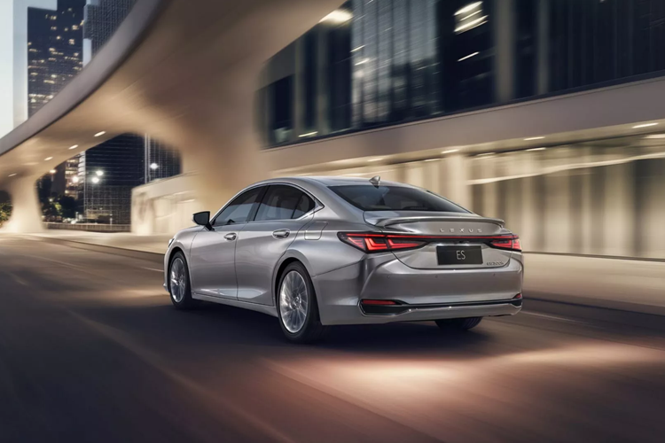 Dải sản phẩm bao gồm ES 200 cơ sở, được trang bị động cơ hút khí tự nhiên 2.0 lít cho công suất 170 mã lực và ES 300h hybrid, kết hợp động cơ 2.5 lít với một động cơ điện duy nhất để tạo ra tổng công suất 215 mã lực. Cả hai cấu hình đều được kết hợp với CVT, truyền công suất đến các bánh trước.