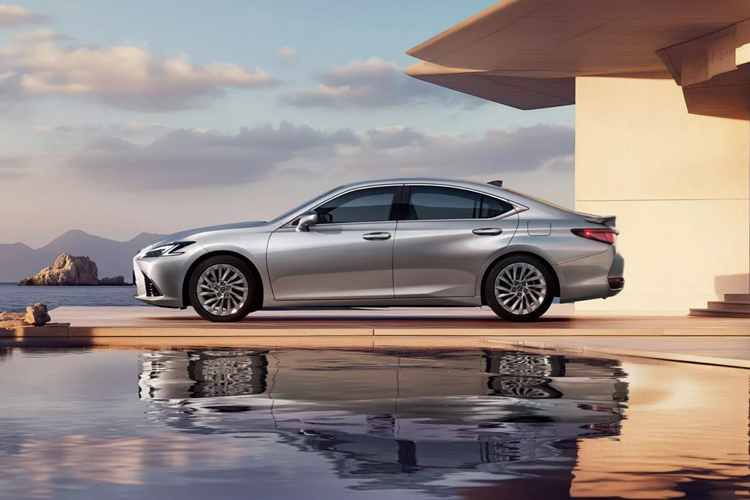 Ra mắt tại Triển lãm ô tô Quảng Châu năm 2024 cùng với mẫu SUV LX700h mới, mẫu sedan hạng sang Lexus ES 2025 có phần đầu xe được thiết kế lại một chút với phần đèn pha LED ma trận đã được sửa đổi và kết hợp với lưới tản nhiệt được nâng cấp, thuôn nhọn vào nắp ca-pô, gợi nhớ đến những đường nét thiết kế thừa hưởng từ mẫu Lexus RX lớn hơn.