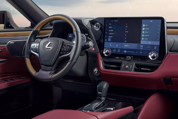 Bên trong nội thất, bản cập nhật đáng chú ý nhất là màn hình cảm ứng 14 inch mới, thay thế cho màn hình 12,3 inch trước đó. Đây là một cải tiến hiện đại với hai núm xoay tích hợp để điều khiển khí hậu nội thất của xe.