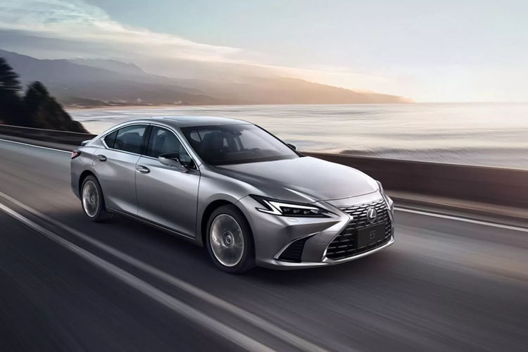 Ngoài phần đầu xe được làm mới, những thay đổi ở bên ngoài khác là rất nhỏ. Đèn hậu LED hiện có các đường nét được nâng cấp và thanh đèn toàn chiều rộng, đáp ứng các xu hướng thiết kế hiện tại.