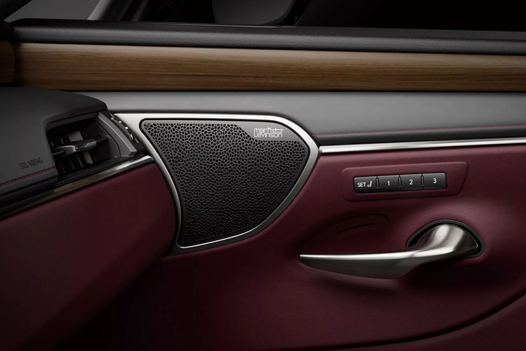 Ngoài ra xe còn có bộ chọn số được thiết kế lại, hệ thống điều khiển bằng giọng nói được nâng cấp và các tùy chọn trang trí nội thất và bọc ghế mới