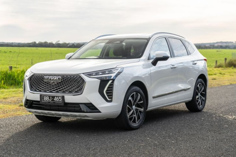 Hỗ trợ Android Auto/Apple CarPlay, ghế lái chỉnh điện 6 hướng, hệ thống điều hòa tự động 2 vùng, cửa gió điều hòa ở hàng ghế sau, 4 cổng USB trước/sau, núm xoay chuyển số, hệ thống âm thanh 6 loa, chìa khóa thông minh và khởi động nút bấm.