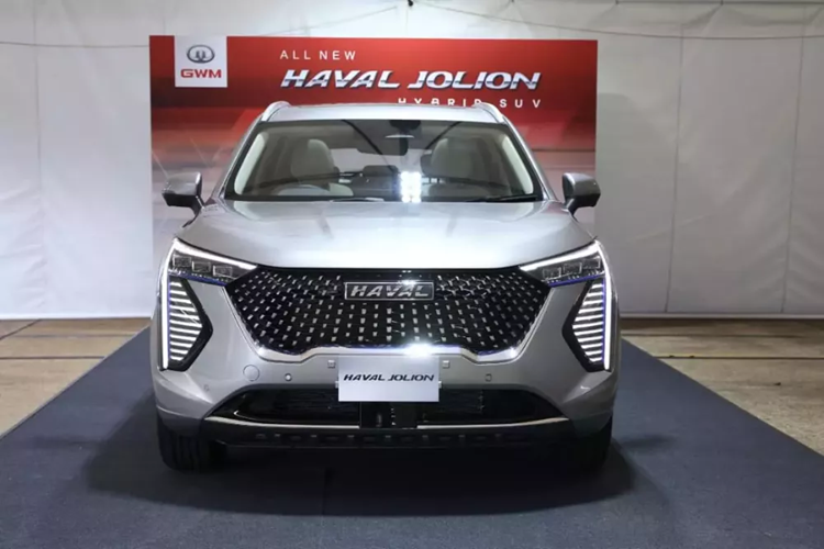 Không chỉ có kích thước lớn, Haval Jolion còn có một điểm nhấn nữa là động cơ hybrid. Đây sẽ là mẫu SUV cỡ B tiếp theo tại Việt Nam dùng động cơ hybrid, sau Toyota Yaris Cross, Toyota Corolla Cross và Nissan Kicks. Cụ thể, Haval Jolion dùng động cơ xăng 4 xi-lanh, tăng áp, dung tích 1.5L, mô-tơ điện và hộp số tự động ly hợp kép 7 cấp.