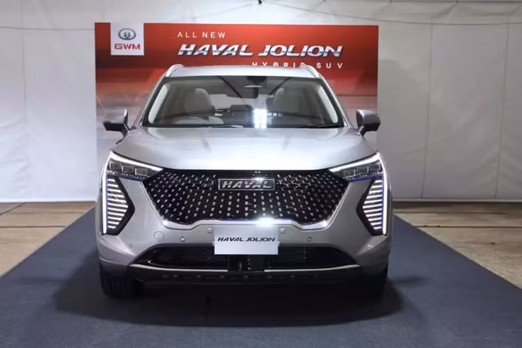 Không chỉ có kích thước lớn, Haval Jolion còn có một điểm nhấn nữa là động cơ hybrid. Đây sẽ là mẫu SUV cỡ B tiếp theo tại Việt Nam dùng động cơ hybrid, sau Toyota Yaris Cross, Toyota Corolla Cross và Nissan Kicks. Cụ thể, Haval Jolion dùng động cơ xăng 4 xi-lanh, tăng áp, dung tích 1.5L, mô-tơ điện và hộp số tự động ly hợp kép 7 cấp.