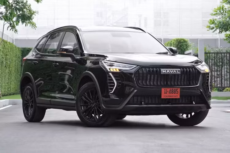 So với những mẫu SUV cỡ B đang bán tại Việt Nam, Haval Jolion có kích thước nhỉnh hơn đáng kể. Cụ thể, mẫu xe này sở hữu kích thước dài x rộng x cao lần lượt 4.472 x 1.841 x 1.574 mm và chiều dài cơ sở 2.700 mm. Như vậy, đây sẽ là mẫu SUV cỡ B có chiều dài cơ sở lớn nhất tại Việt Nam, vượt cả Toyota Corolla Cross.