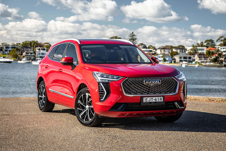 Trong khi đó, bản Ultra có thêm những tính năng an toàn hiện đại như hệ thống kiểm soát hành trình thích ứng, phanh khẩn cấp tự động, cảnh báo va chạm phía trước, tránh va chạm với xe lớn ở làn bên cạnh, cảnh báo chuyển làn đường, giữ làn đường, cảnh báo chệch làn đường, cảnh báo điểm mù