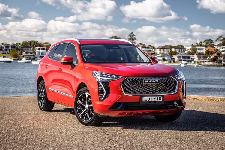 Trong khi đó, bản Ultra có thêm những tính năng an toàn hiện đại như hệ thống kiểm soát hành trình thích ứng, phanh khẩn cấp tự động, cảnh báo va chạm phía trước, tránh va chạm với xe lớn ở làn bên cạnh, cảnh báo chuyển làn đường, giữ làn đường, cảnh báo chệch làn đường, cảnh báo điểm mù