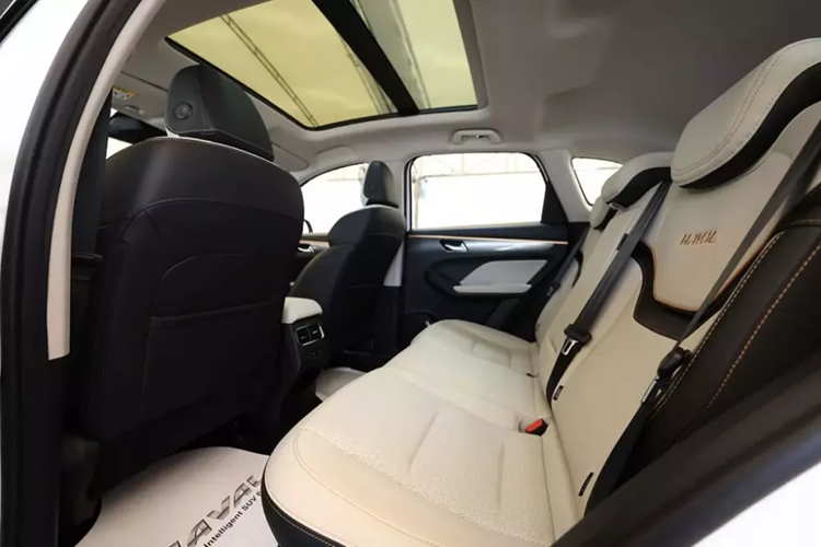 Cả hai phiên bản đều dùng động cơ hybrid nhưng thiết kế ngoại thất lại không hoàn toàn giống nhau. Phiên bản Sport sở hữu một số chi tiết ngoại thất khác biệt so với bản Ultra như lưới tản nhiệt, cụm đèn phía trước, vành la-zăng và cản trước/sau.