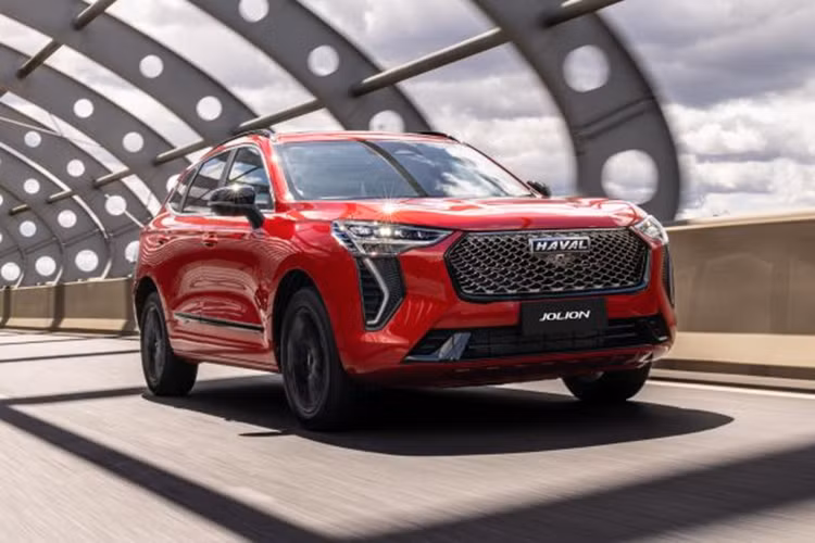 Tuy nhiên, bản tiêu chuẩn của xe sẽ có trang bị an toàn cơ bản hơn với 4 túi khí, hệ thống kiểm soát hành trình, phanh tay điện tử, tự động giữ phanh tạm thời, camera lùi, hỗ trợ khởi hành ngang dốc, hỗ trợ xuống dốc, cảnh báo áp suất lốp, cảnh báo khi người lái mất tập trung và phanh tự động sau va chạm.