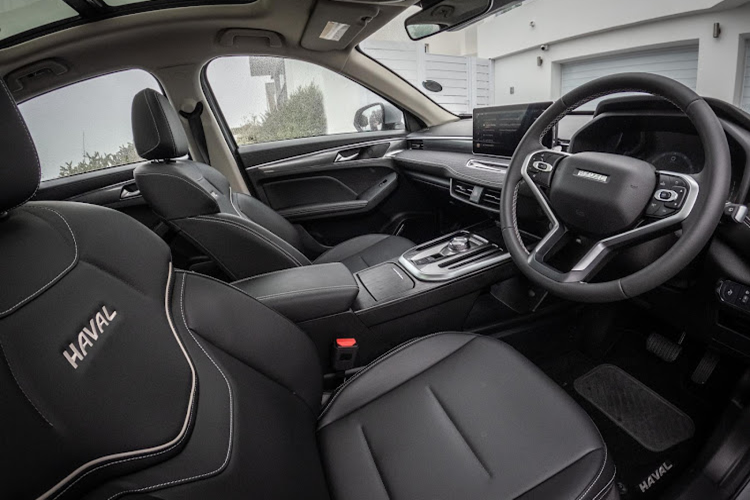 Dù ở phiên bản nào, Haval Jolion đều có những trang bị như đèn pha LED tự động bật/tắt, đèn hậu LED, vành hợp kim 18 inch, bảng đồng hồ kỹ thuật số 7 inch, màn hình cảm ứng trung tâm 10,25 inch