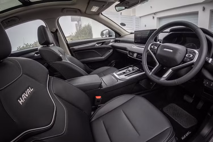 Dù ở phiên bản nào, Haval Jolion đều có những trang bị như đèn pha LED tự động bật/tắt, đèn hậu LED, vành hợp kim 18 inch, bảng đồng hồ kỹ thuật số 7 inch, màn hình cảm ứng trung tâm 10,25 inch