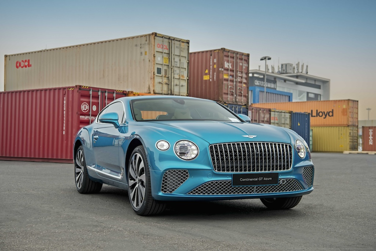 Đây là chiếc Bentley Continental GT Azure V8 siêu sang đầu tiên và duy nhất phân phối chính hãng tại Việt Nam, xe có màu sơn Topaz Blue by Mulliner được Bentley phát triển dựa trên nghiên cứu khoa học về sức khỏe và xu hướng màu sắc nghệ thuật cao cấp năm 2024.