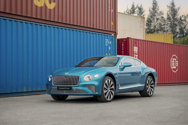 Ở biến thể Continental GT Azure V8 của Bentley, hàng loạt công nghệ hỗ trợ được trang bị cùng các chi tiết thiết kế cân nhắc kỹ lưỡng để mang lại cảm nhận thư thái bậc nhất cho chủ nhân trên tất cả giác quan. Kết hợp với các nhà khoa học, Bentley đã lược bỏ tối đa mọi chi tiết gây sao nhãng và mệt mỏi vô thức ở hành khách.