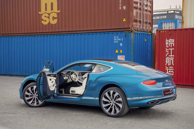 Continental GT Azure toát lên sức hút sang trọng từ ánh nhìn đầu tiên với lưới tản nhiệt phủ chrome sáng bóng theo các nan dọc, song hành cùng bộ mâm xe 22 inch mang âm hưởng đương đại, lần đầu tiên xuất hiện trên Continental GT và GTC.