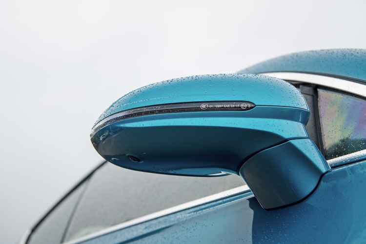 Đồng thời, vô-lăng xe cũng được bọc da hai tông màu tinh tế, trang bị tính năng sưởi, vừa gia tăng tính thẩm mỹ cho nội thất vừa giữ ấm đôi bàn tay chủ nhân trong các điều kiện thời tiết lạnh. Là chiếc grand tourer đáng mơ ước, Continental GT Azure sở hữu nhiều tính năng hỗ trợ tiêu chuẩn.