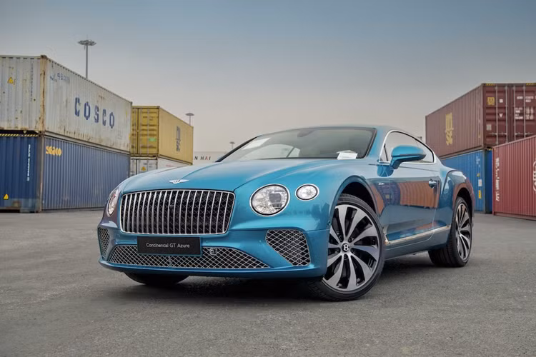 Bên cạnh đó, hệ thống cân bằng thân xe Bentley Dynamic Drive mang lại sự hòa quyện hoàn hảo giữa cảm xúc hưng phấn với trạng thái thư giãn khi cầm lái.