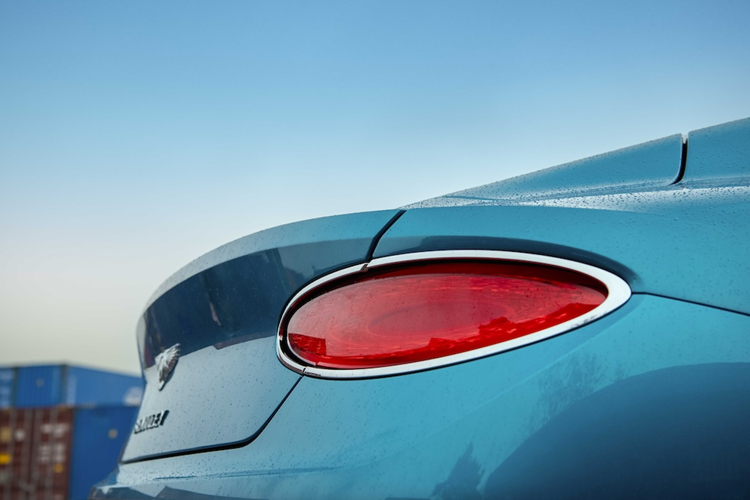 Huy hiệu Azure còn đặc biệt xuất hiện tại bậc cửa như một lời chào đón và tạm biệt mà Continental GT Azure gửi tới hành khách ở mỗi khoảnh khắc bước đến và rời đi sau khi kết thúc hành trình.