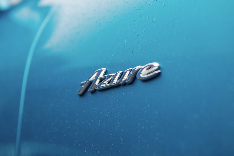 Những trải nghiệm với Continental GT Azure càng trở nên hoàn thiện hơn khi kết hợp hàng loạt các chức năng ghế mà biến thể Azure cung cấp để chăm sóc chủ nhân. Có thể kể đến như khả năng điều chỉnh tư thế ngồi tối ưu nhờ vào 22 lựa chọn tuỳ biến ghế khác nhau.