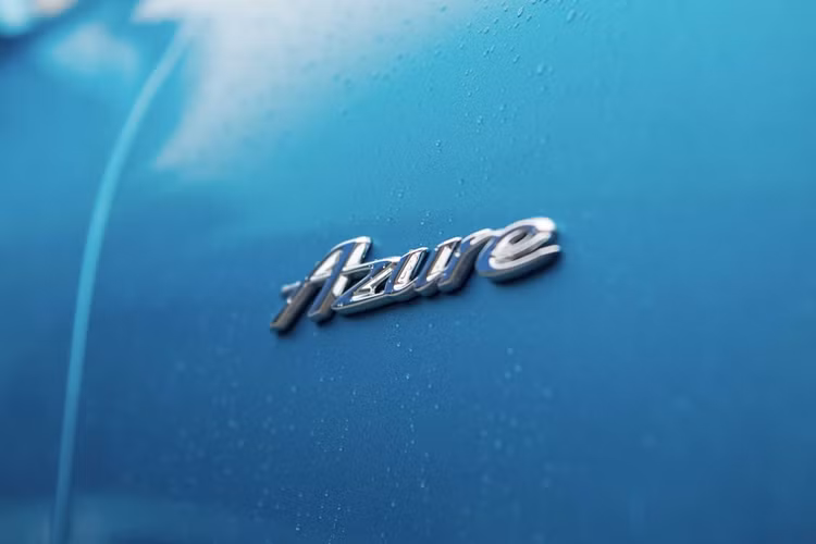 Những trải nghiệm với Continental GT Azure càng trở nên hoàn thiện hơn khi kết hợp hàng loạt các chức năng ghế mà biến thể Azure cung cấp để chăm sóc chủ nhân. Có thể kể đến như khả năng điều chỉnh tư thế ngồi tối ưu nhờ vào 22 lựa chọn tuỳ biến ghế khác nhau.