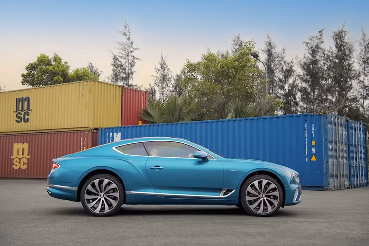 Thay vào đó, phong cách thiết kế tinh tế và trang nhã độc nhất trên Azure, cùng tính năng hỗ trợ vượt bậc hoàn toàn tập trung vào sứ mệnh gia tăng năng lượng và giữ không gian yên bình thuần khiết ngay cả khi xe đang hoạt động trên đường.