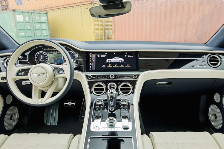 Đây đều là những chi tiết đặc quyền “thửa” riêng cho biến thể Azure, được lựa chọn kĩ lưỡng bởi Bentley để điểm xuyết và hoàn thiện ngôn ngữ biểu đạt trang nhã của dòng sản phẩm này.