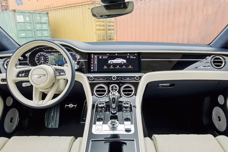 Đây đều là những chi tiết đặc quyền “thửa” riêng cho biến thể Azure, được lựa chọn kĩ lưỡng bởi Bentley để điểm xuyết và hoàn thiện ngôn ngữ biểu đạt trang nhã của dòng sản phẩm này.