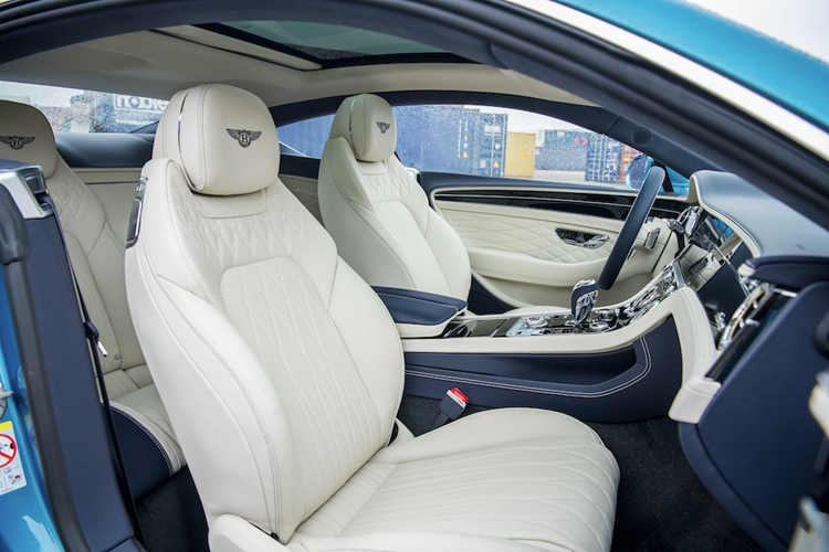 Không dừng lại ở đó, phần nóc xe bằng kính cường lực tối màu được thiết kế để tối đa hóa không gian bên trong, đi cùng trần xe bọc da lộn Dinamica sở hữu 15 tùy chọn màu sắc khác nhau, dễ dàng đồng điệu toàn bộ không gian nội thất.