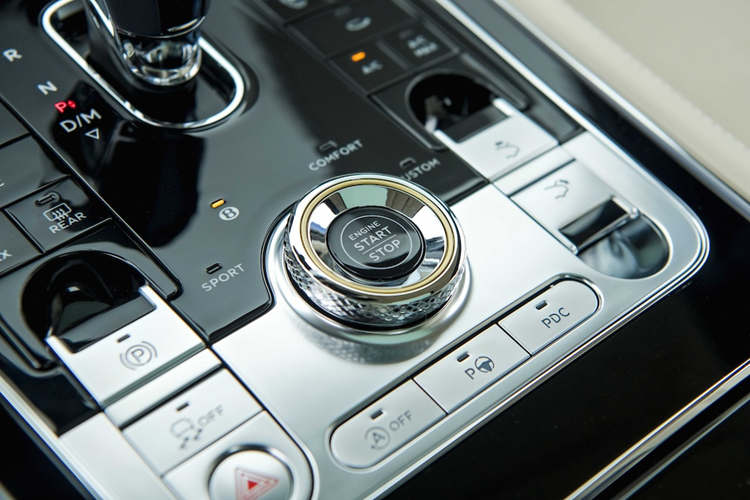 Thông qua cơ chế điều khiển một chạm, người lái và hành khách có thể đóng mở rèm kính nóc để đón nhận ánh sáng dễ chịu lan tỏa trong xe. Dưới bầu trời tự nhiên, nội thất tinh tế của Continental GT Azure hòa cùng môi trường bên ngoài, tạo nên sự cân bằng hoàn hảo cho hành khách.