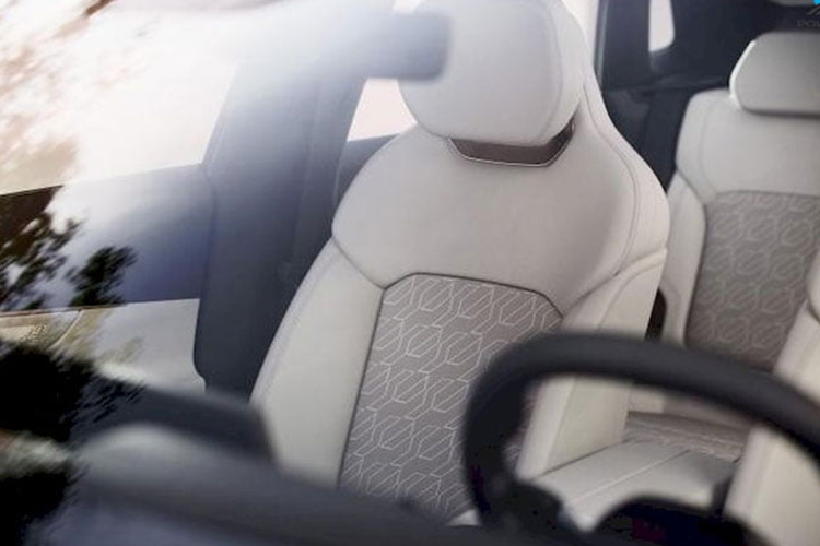 Từ hình ảnh chính thức, ngoại hình của Lynk &amp; Co 08 EM-P 2025 giống hệt với mẫu xe hiện tại, sử dụng thân xe hai tông màu đen và xanh lá cây, đèn chạy ban ngày “Dawn Light”, vành hợp kim nhôm và tay nắm cửa ẩn.