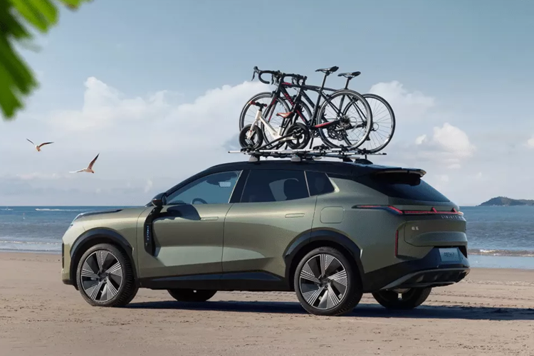 Hơn nữa, thông tin được tiết lộ trước đó cho biết Lynk &amp; Co 08 2025 có thể được trang bị cùng màn hình điều khiển trung tâm và tấm che nắng như Lynk &amp; Co 07, với nguồn điện bổ sung trong cốp xe và vành xe 20 inch tùy chọn. Tuy nhiên, thông tin này vẫn chưa được xác nhận chính thức.