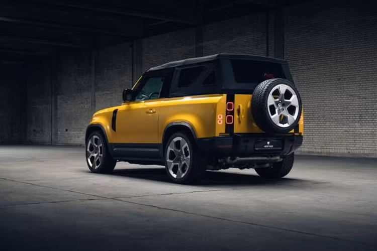 Với số lượng giới hạn chỉ 5 chiếc, bản độ Defender mui trần của Heritage Navy có giá không hề rẻ. Chi phí nâng cấp xe là 90.000 USD (khoảng 2,2 tỷ đồng) chưa bao gồm giá xe nguyên bản và thuế.