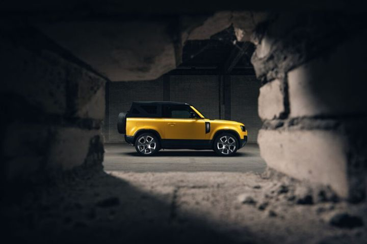 Heritage Navy không chỉ đơn giản là tháo mui cứng cố định và thay thế bằng mui vải gập điện, hãng cũng đã bổ sung bộ khung bảo vệ ở phía trong cabin để đảm bảo tính an toàn cho hành khách.