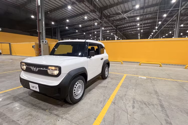 Mẫu xe VinFast VF3 chạy điện bắt đầu nhận đặt cọc từ 13/5, đến nay đã có nhiều thông tin cho thấy xe chuẩn bị được bàn giao cho những khách hàng tiên phong.