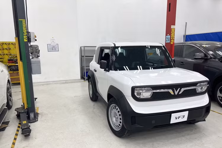 VinFast VF3 được phát triển dựa trên nghiên cứu về nhu cầu và thói quen đi lại của người Việt. Xe sở hữu chiều dài x rộng x cao lần lượt là 3.114 x 1.673 x 1.567 mm. Với kích thước này, VF 3 sẽ là mẫu xe nhỏ nhất của VinFast hiện nay.