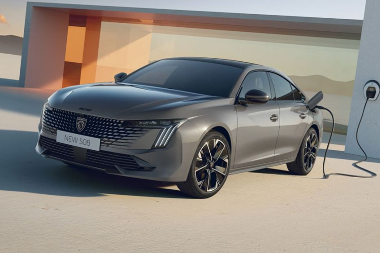 Công suất tổng hợp là 355 mã lực và mô-men xoắn 520 Nm, đưa 508 PSE trở thành mẫu xe mạnh mẽ nhất trong dải sản phẩm hiện tại của Peugeot.