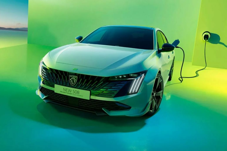 Thành thật mà nói, chúng tôi đã nghĩ đến việc mở rộng đội hình PSE nhưng sau đó sự ưu tiên đã được chuyển sang việc chuyển đổi điện khí hóa. Thực tế là chúng tôi, giống như Stellantis, đang đầu tư 40 tỷ Euro (tương đương 43,5 tỷ USD) cho điện khí hóa và Peugeot là một phần trong số đó.