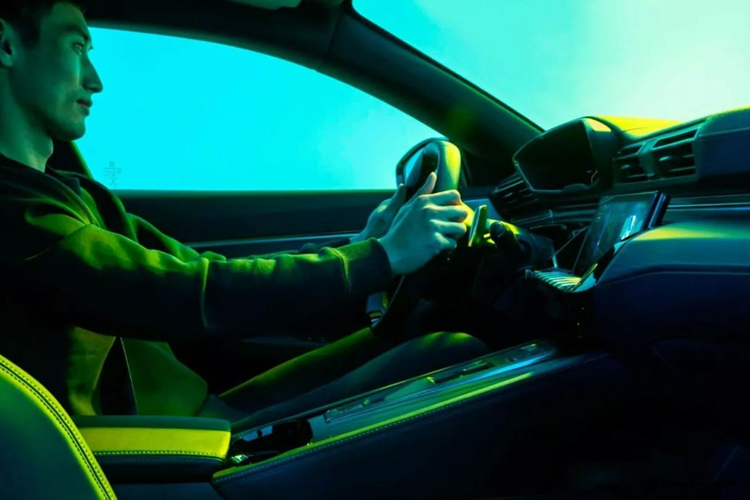 Trước đó vào năm 2021, hãng đã ám chỉ về phiên bản PSE sẽ xuất hiện trên tất cả các mẫu xe mới của mình, cho thấy kế hoạch chuyển đổi điện khí hoá hoàn toàn. Bản này sử dụng công nghệ hybrid nhưng vẫn hứa hẹn mang đến trải nghiệm lái phấn khích.